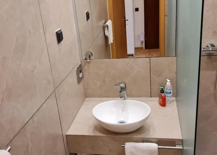 2 Flat Near Uni Campus - Br *